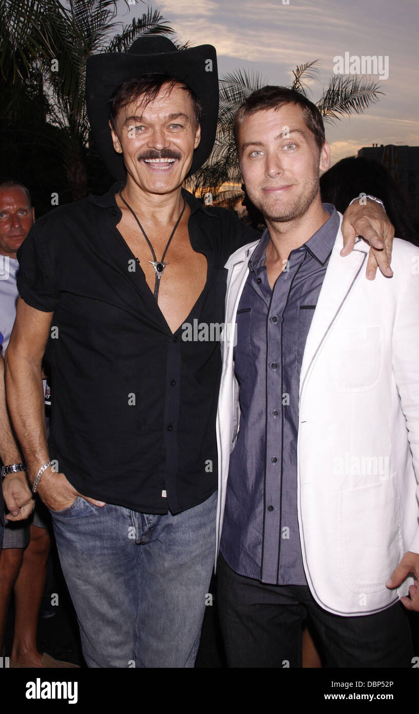 Randy Jones von The Village People und Lance Bass von N Sync "GLAAD Manhattan" Karneval Veranstaltung abgehaltenen 230 Fifth Avenue New York City, USA - 02.08.11 Stockfoto