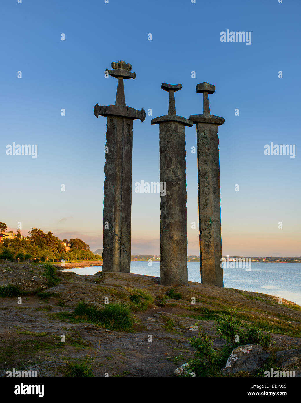 Der Sonnenuntergang lässt den Sverd i Fjell (Schwert in Stein) in Møllebukta, Rogaland, Norwegen, magisch erstrahlen. Stockfoto