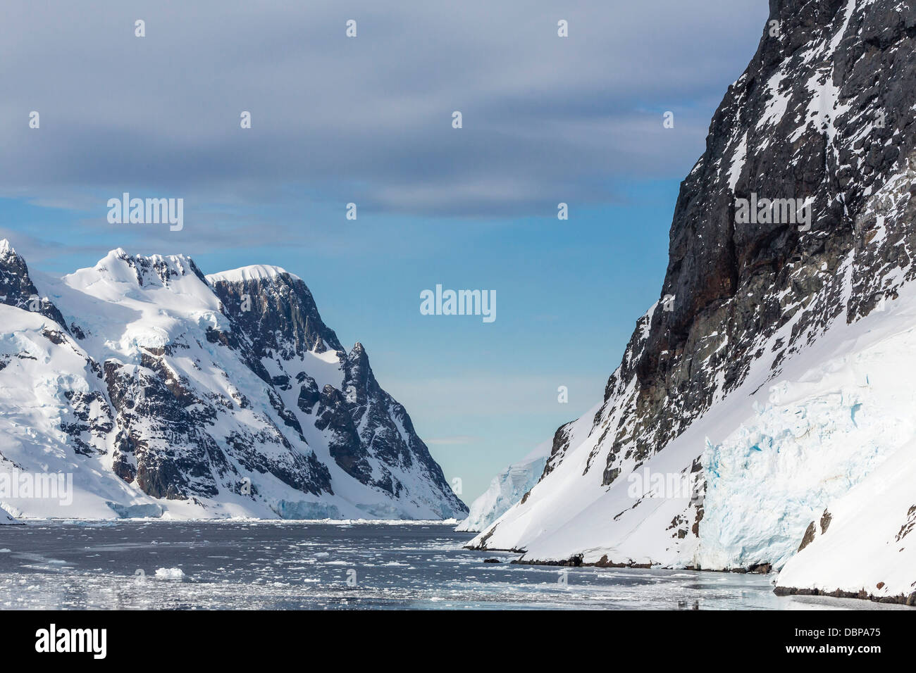 Schneebedeckte Berge des Lemaire-Kanal, Antarktis, Südlicher Ozean, Polarregionen Stockfoto