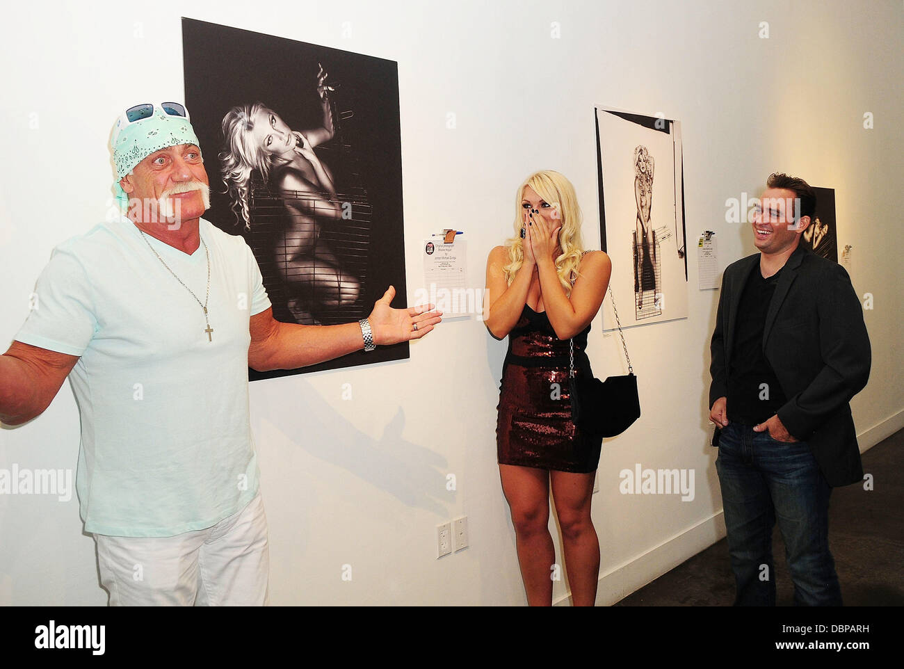 Besuchen Sie Hulk Hogan, Brooke Hogan und Jordan Michael Zuniga eine Porträt Enthüllung auf der Ausstellung "Frauen In Käfigen" Cafeína Lounge Miami, Florida - 11.08.11 Stockfoto