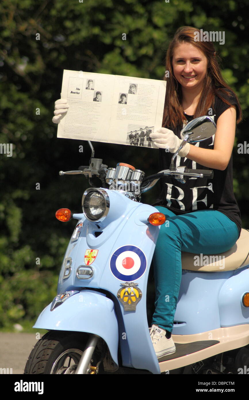 Etwall, Derbyshire, UK. 2. August 2013. Elizabeth Bailey, junior Schätzer und Forscher aus hansons Auktionatoren mit einem authentifizierten beatles Programm vom 16/03/63 aus Sheffield City Hall Konzert, das, ungewöhnlich, drei Mal unterzeichnet wird von John Lennon & die Unterschriften der anderen Fab Four enthält für Auktion an hansons Auktionatoren, derbyshire eingestellt ist. Mit sechs Autogramme, es hat einen Leitfaden Preis von £1000 £1200. in gutem Zustand, es ist auf Hansons drei Tag antike & Sammler am 22., 23. und 24. August versandt worden. anzeigen Tag: 21/08/13. Stockfoto