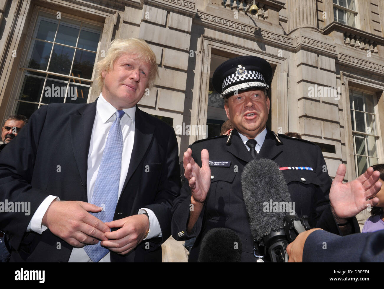 Bürgermeister Boris Johnson und handeln Metropolitan Police Commissioner Tim Goodwin verlassen Cabinet Office, nachdem ein COBRA-treffen in Reaktion auf die Unruhen in London genannt. London, England - 15.08.11 Stockfoto