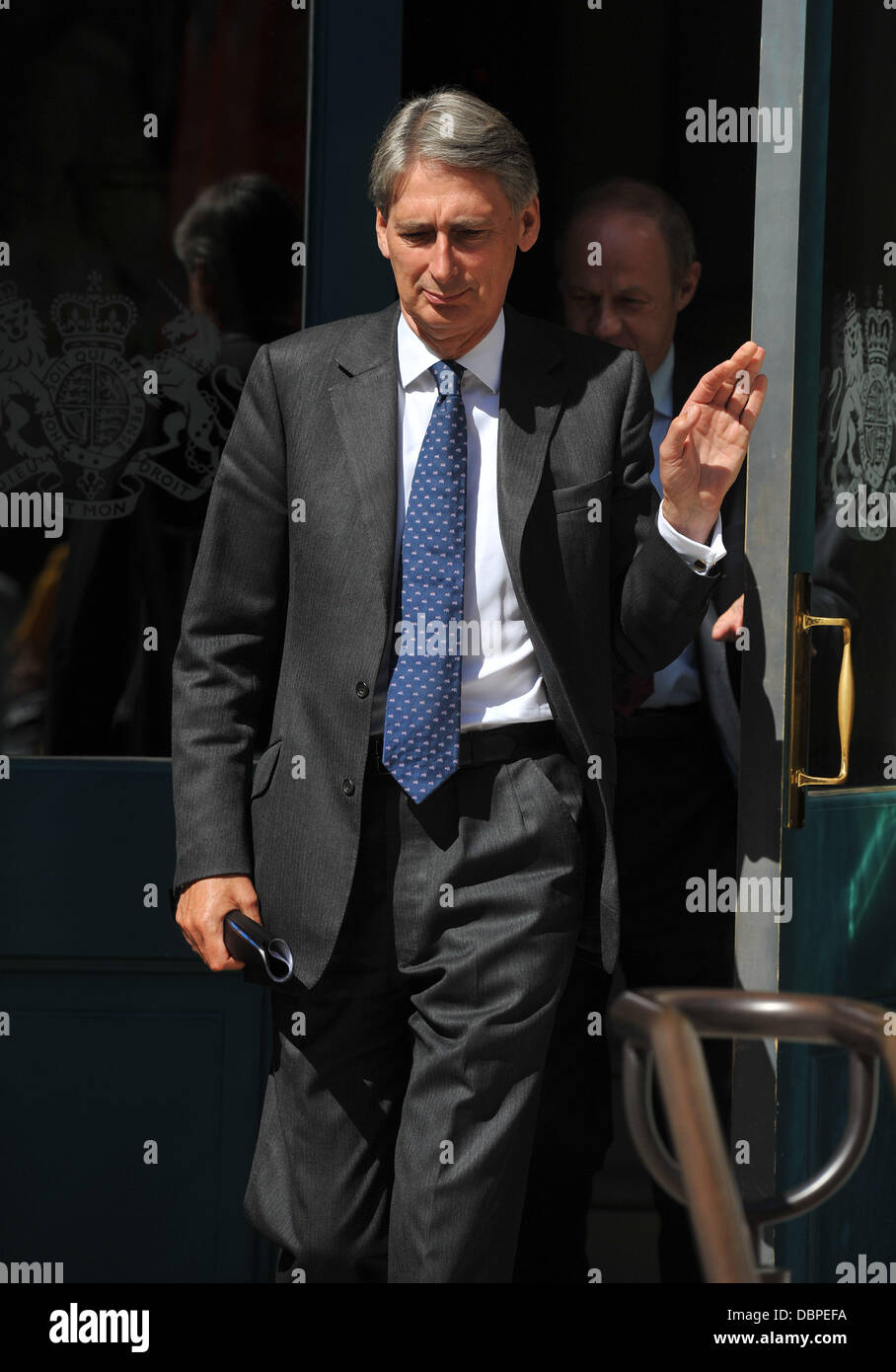 Verkehrsminister Phil Hammond verlässt das Cabinet Office nach COBRA in Reaktion auf die Aufstände von London einberufen. London, England - 15.08.11 Stockfoto