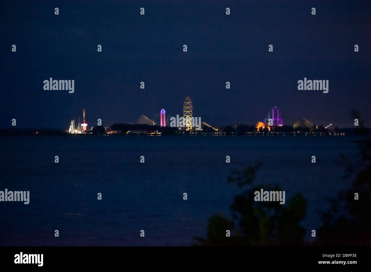 Cedar Point in Ohio nach Einbruch der Dunkelheit über dem Wasser gesehen Stockfoto