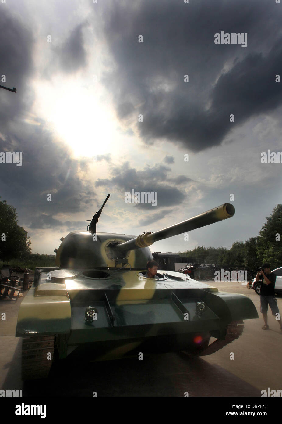 HAUSGEMACHTE TANK nimmt an THE STREETS Einwohner von Hangzhou, China, kann Ursache für den Alarm wenn sie verstärkt außerhalb um zu sehen, dass ein T60 Panzer Rollen durch die Straßen, aber der 10-Tonnen-Fahrzeug war in der Tat hausgemachte Nachbildung der die Tötungsmaschine, gehabt haben. Der Tank nahm ein Team von einem Dutzend Arbeiter sieben Monate um zu machen und bei 6,24 x 3,27 m erreichen eine Höchstgeschwindigkeit von 15 km/h. Der Besitzer-plan Stockfoto