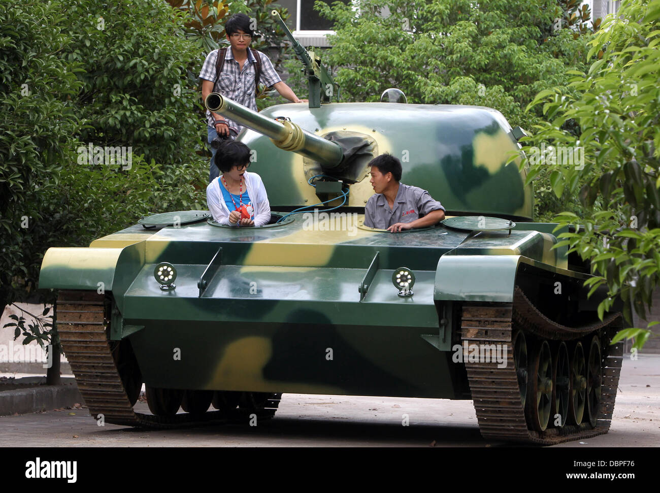 HAUSGEMACHTE TANK nimmt an THE STREETS Einwohner von Hangzhou, China, kann Ursache für den Alarm wenn sie verstärkt außerhalb um zu sehen, dass ein T60 Panzer Rollen durch die Straßen, aber der 10-Tonnen-Fahrzeug war in der Tat hausgemachte Nachbildung der die Tötungsmaschine, gehabt haben. Der Tank nahm ein Team von einem Dutzend Arbeiter sieben Monate um zu machen und bei 6,24 x 3,27 m erreichen eine Höchstgeschwindigkeit von 15 km/h. Der Besitzer-plan Stockfoto