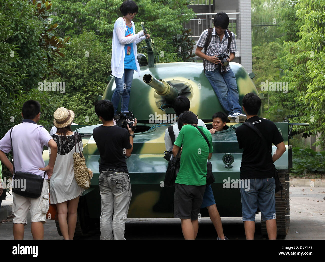 HAUSGEMACHTE TANK nimmt an THE STREETS Einwohner von Hangzhou, China, kann Ursache für den Alarm wenn sie verstärkt außerhalb um zu sehen, dass ein T60 Panzer Rollen durch die Straßen, aber der 10-Tonnen-Fahrzeug war in der Tat hausgemachte Nachbildung der die Tötungsmaschine, gehabt haben. Der Tank nahm ein Team von einem Dutzend Arbeiter sieben Monate um zu machen und bei 6,24 x 3,27 m erreichen eine Höchstgeschwindigkeit von 15 km/h. Der Besitzer-plan Stockfoto