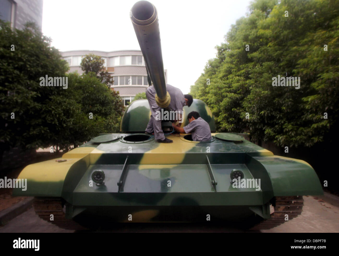 HAUSGEMACHTE TANK nimmt an THE STREETS Einwohner von Hangzhou, China, kann Ursache für den Alarm wenn sie verstärkt außerhalb um zu sehen, dass ein T60 Panzer Rollen durch die Straßen, aber der 10-Tonnen-Fahrzeug war in der Tat hausgemachte Nachbildung der die Tötungsmaschine, gehabt haben. Der Tank nahm ein Team von einem Dutzend Arbeiter sieben Monate um zu machen und bei 6,24 x 3,27 m erreichen eine Höchstgeschwindigkeit von 15 km/h. Der Besitzer-plan Stockfoto