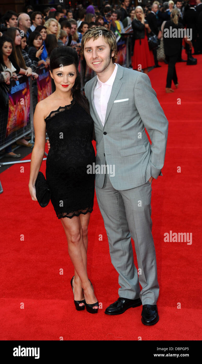 James Buckley und Freundin "The Inbetweeners" Filmpremiere statt im Vue West End - Ankünfte London, England - 16.08.11 Stockfoto