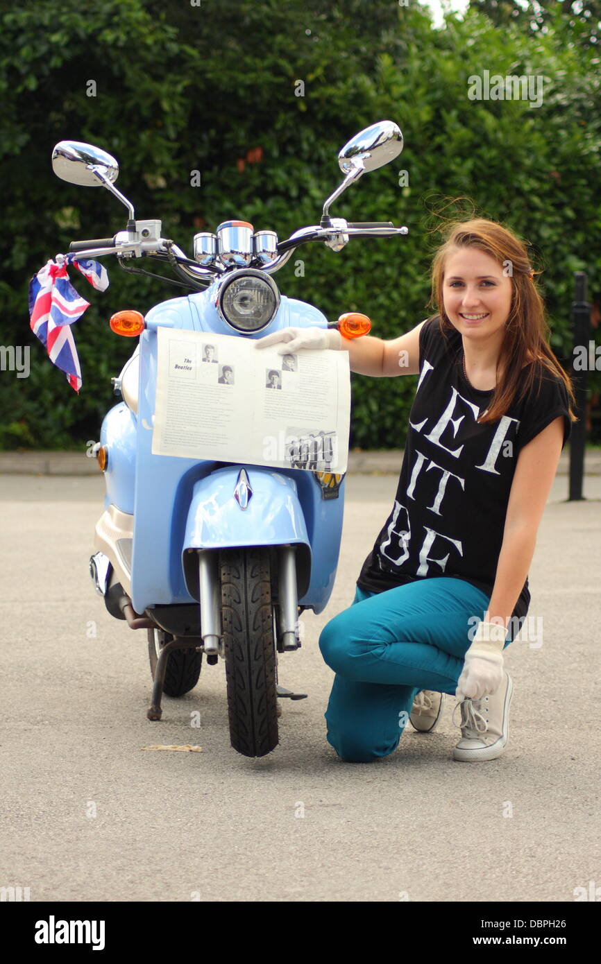 Etwall, Derbyshire, UK. 2. August 2013. Elizabeth Bailey, junior Schätzer und Forscher aus hansons Auktionatoren mit einem authentifizierten beatles Programm vom 16/03/63 aus Sheffield City Hall Konzert, das, ungewöhnlich, drei Mal unterzeichnet wird von John Lennon & die Unterschriften der anderen Fab Four enthält für Auktion an hansons Auktionatoren, derbyshire eingestellt ist. Mit sechs Autogramme, es hat einen Leitfaden Preis von £1000 £1200. in gutem Zustand, es ist auf Hansons drei Tag antike & Sammler am 22., 23. und 24. August versandt worden. anzeigen Tag: 21/08/13. Stockfoto