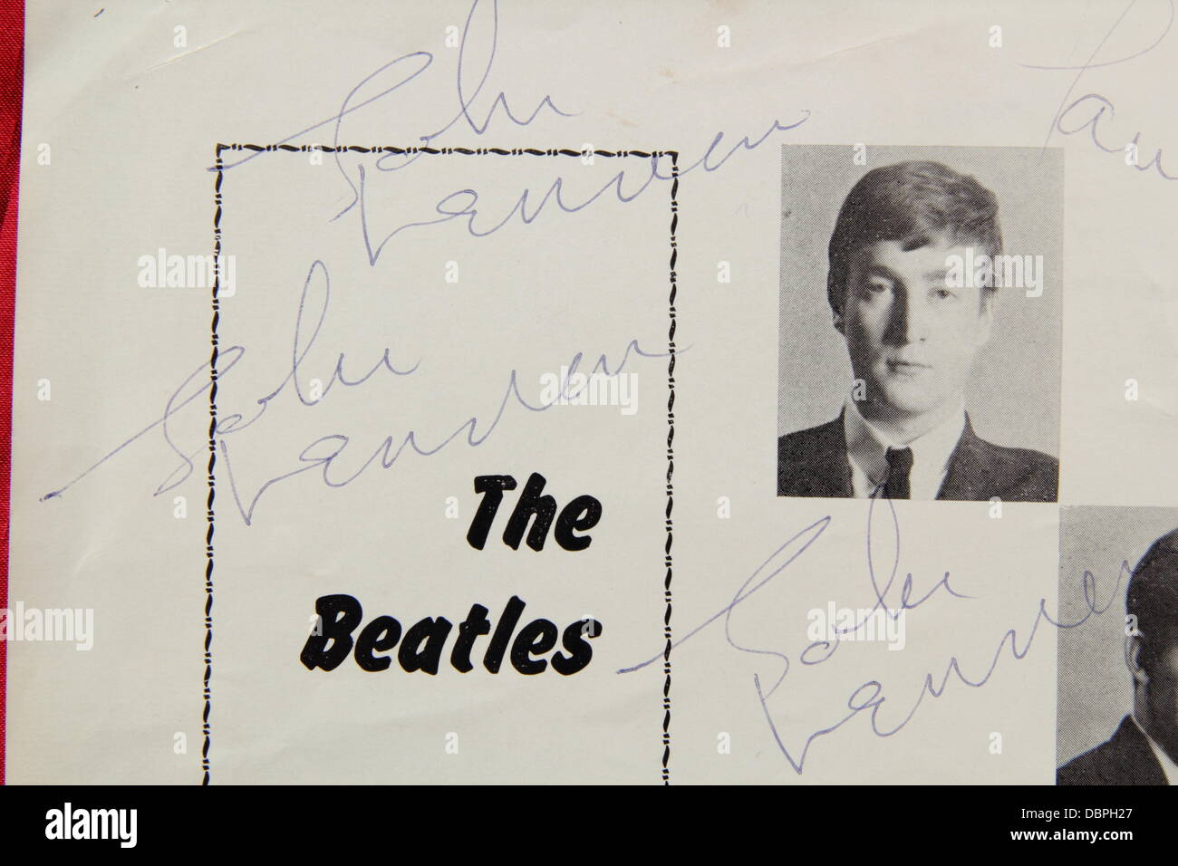 Etwall, Derbyshire, UK. 2. August 2013.  Detail aus einem authentifizierten Beatles-Programm vom 16.03.63 aus Sheffield City Hall Konzert, die ungewöhnlich, ist drei Mal von John Lennon signiert & enthält die Unterschriften von anderen Fab Four Hansons Auktionatoren, Derbyshire zur Versteigerung festgesetzt. Mit sechs Autogramme, hat es einen Zielpreis von 1000 £-£1200. In einem guten Zustand ist es in Hansons dreitägigen Antik & Sammler Auktion am 22, 23 & 24 August versandt worden sind. Tag anzeigen: 21.08.13. Stockfoto
