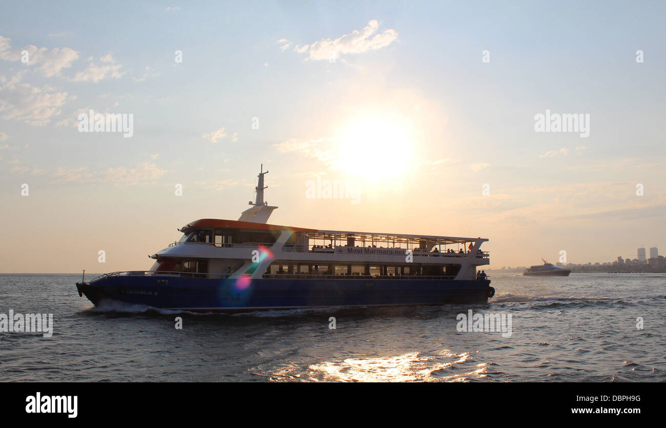 Istanbul-Fähre IDO Unternehmen über das Marmara-Meer auf die Prinzeninseln bei Sonnenuntergang Stockfoto