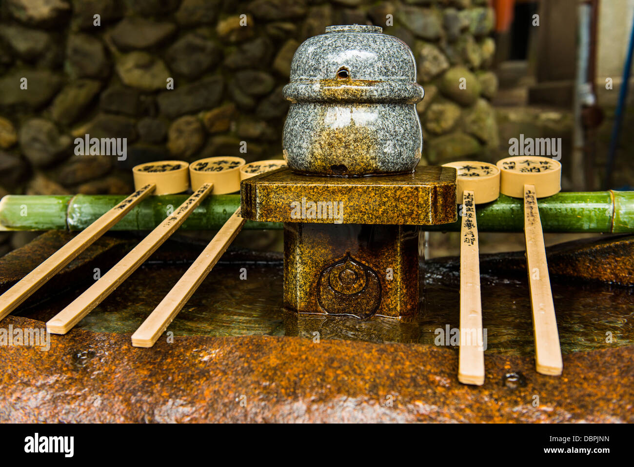 Wasser-Wagen in den endlosen Red Gates von Kyotos Fushimi Inarii Schrein, Kyoto, Japan, Asien Stockfoto