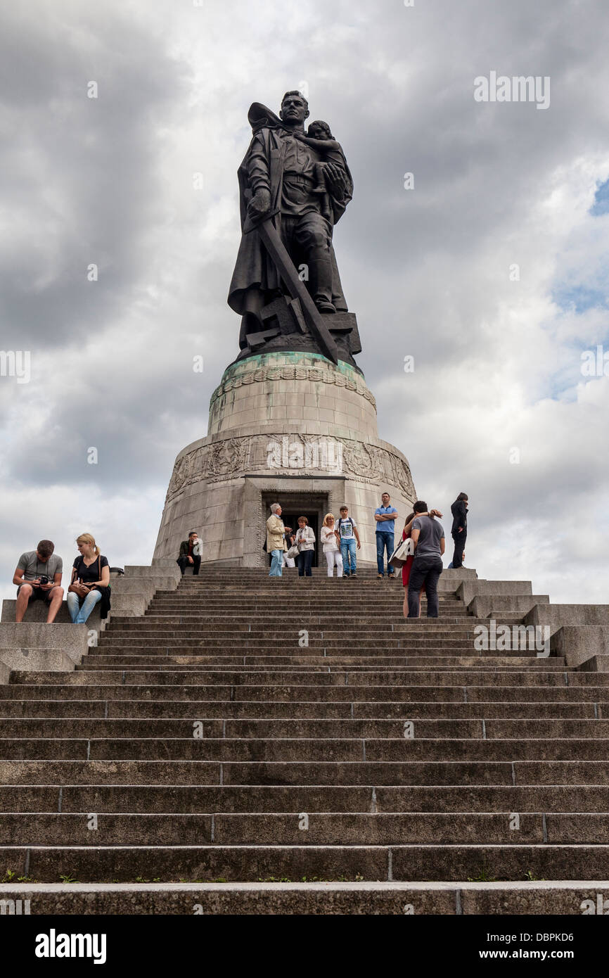 Statue von sowjetischen Soldaten holding Kind und Schwert und trampeln auf zerbrochene Hakenkreuz-sowjetischen Kriegerdenkmal, Treptow, Berlin Stockfoto