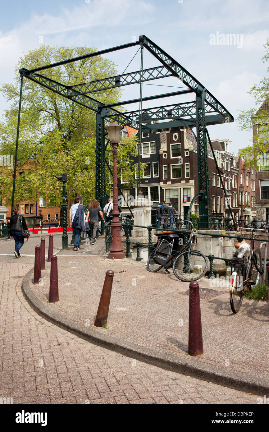 Zugbrücke auf einem Kanal in Amsterdam, Holland, Niederlande. Stockfoto