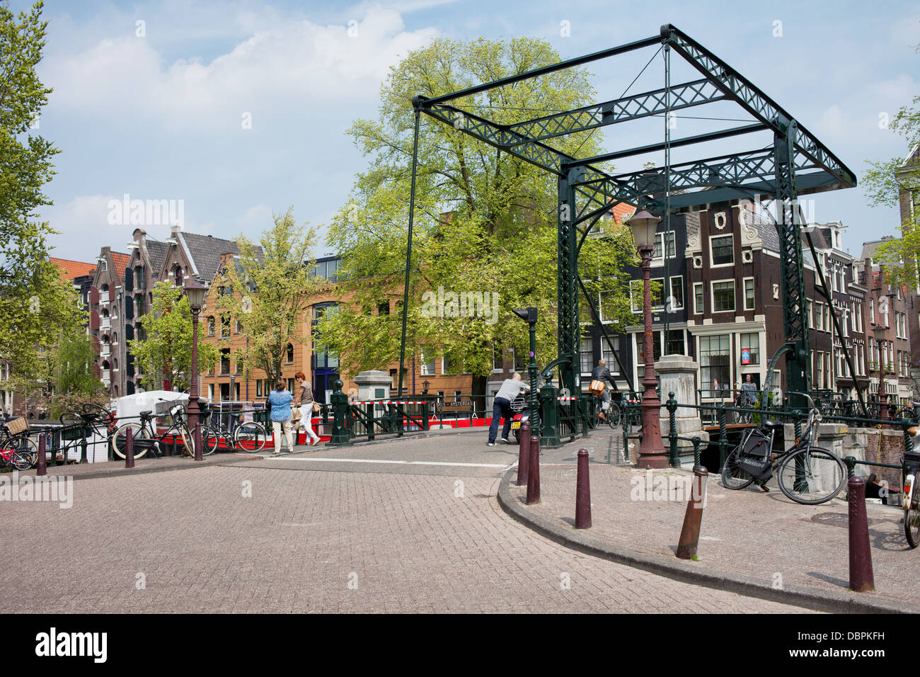 Straße und Zugbrücke auf einem Kanal in Amsterdam, Holland, Niederlande. Stockfoto