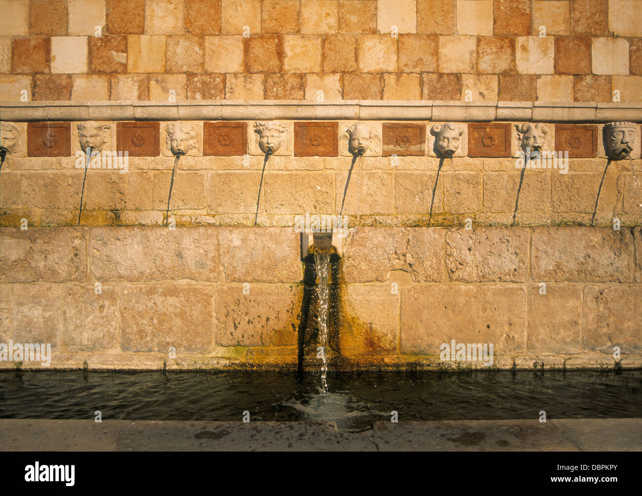 Fontana Delle 99 Cannelle, l ' Aquila in den Abruzzen Südosten Italiens. Die Stadt wurde im Jahr 2009 durch ein Erdbeben verwüstet. Stockfoto