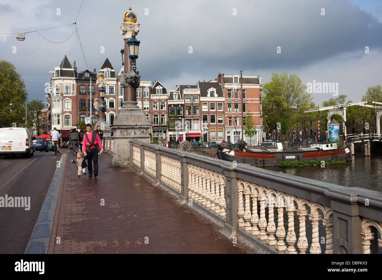 Bürgersteig auf Hogesluis Brücke (Hoge Sluis Brug) über den Fluss Amstel, Stadt Amsterdam in Holland, Niederlande. Stockfoto