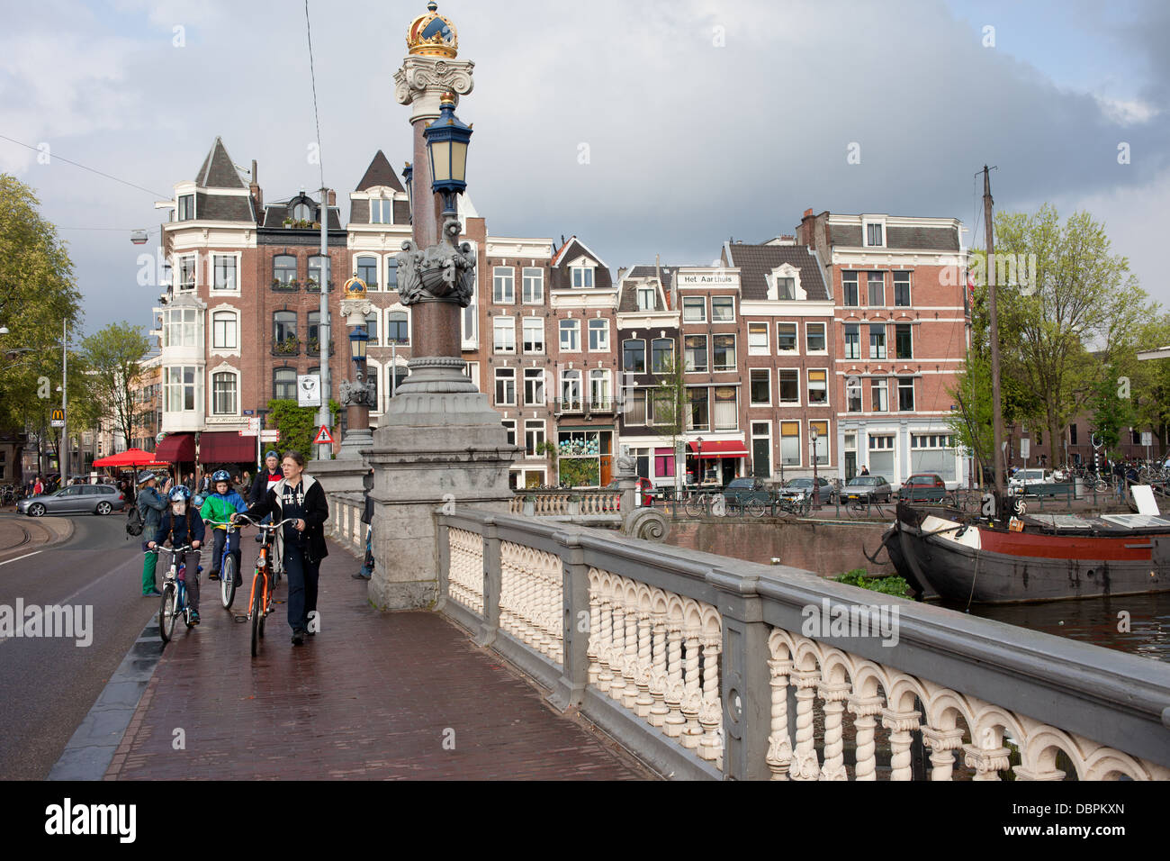 Bürgersteig auf Hogesluis Brücke (Hoge Sluis Brug) und historischen Häusern, Stadt Amsterdam in Holland, Niederlande. Stockfoto
