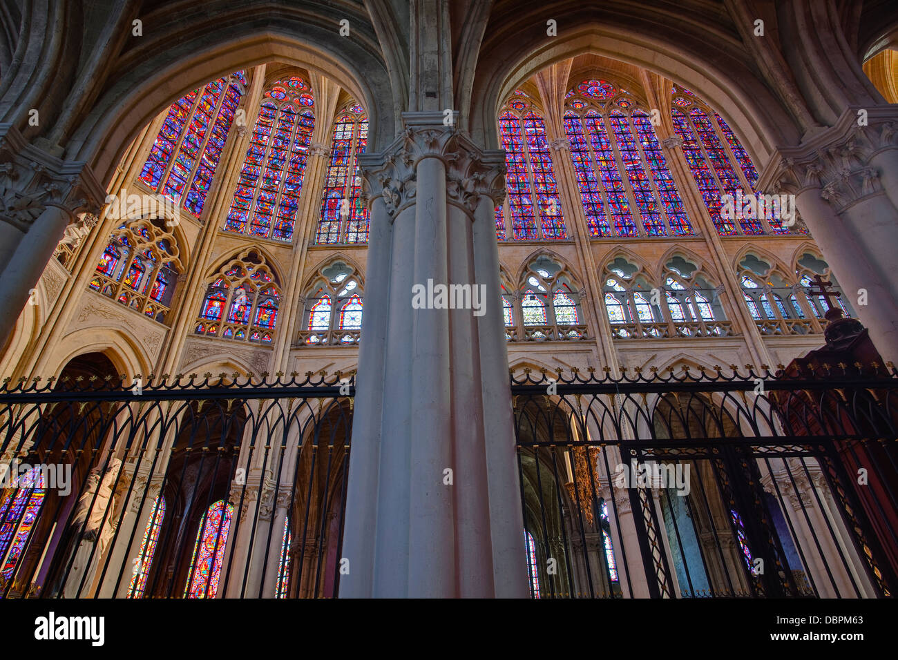 Glasfenster im Inneren der Kathedrale Saint-Gatien, Tours, Indre-et-Loire, Centre, Frankreich Stockfoto