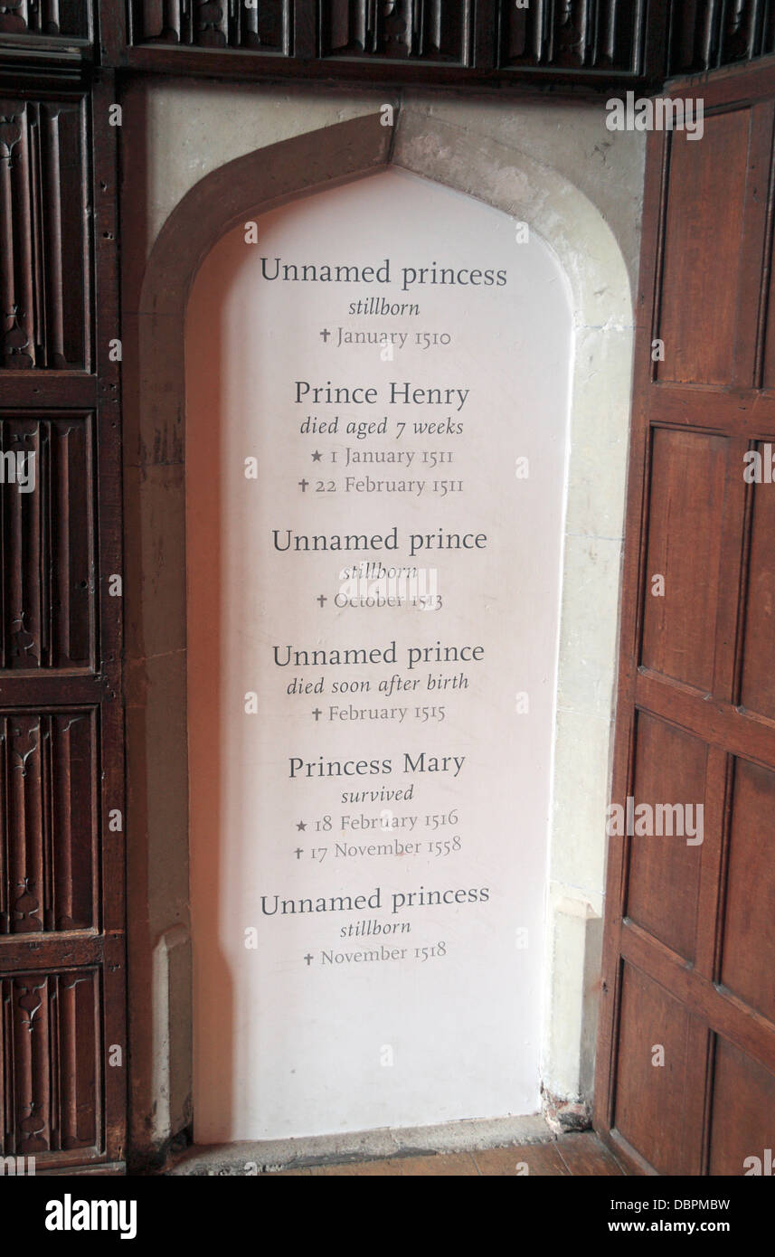 Wandpaneel in Hampton Court Palace, Surrey, UK zeigt die vollständige Liste der Kinder hatte Heinrich VIII. mit Katharina von Aragon. Stockfoto