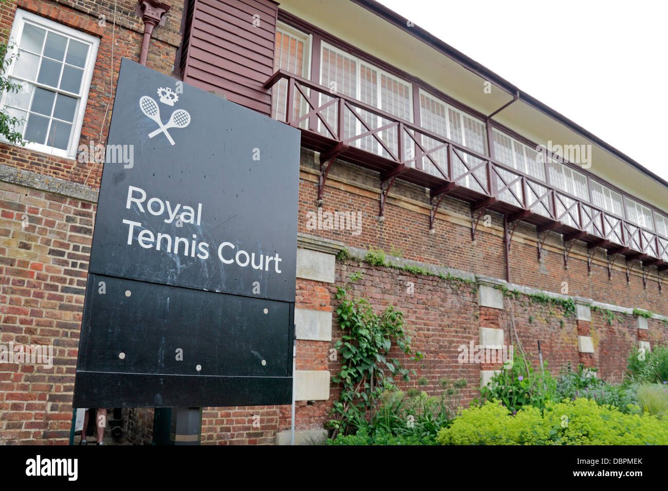 Zeichen außerhalb des königlichen Tennisplatz in Hampton Court Palace, Richmond Upon Thames, Großbritannien. Stockfoto