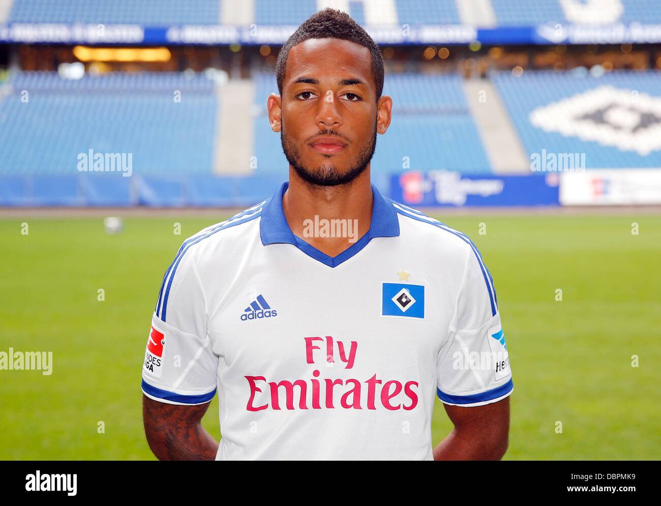 Deutsche Bundesliga Fußballverein Hamburger SV Dennis Aogo stellt während der offiziellen Foto-shooting für die Saison 2013 / 14 in der Hamburger Imtech Arena Stadion, am 30. Juli 2013. Foto: Axel Heimken/dpa Stockfoto