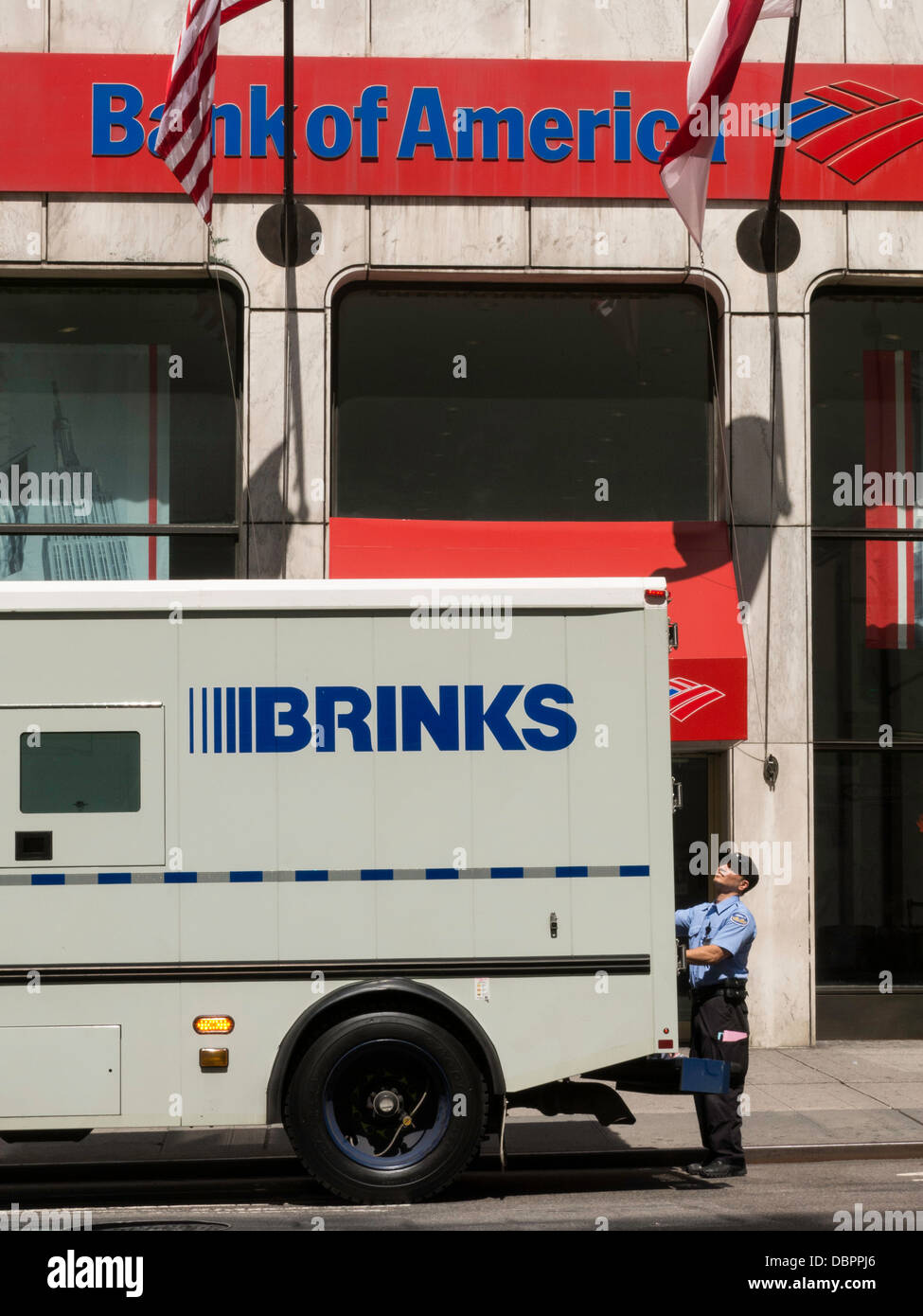 Brinks gepanzerten Lastwagen und Guard außen Bank of America Branch, NYC, USA Stockfoto