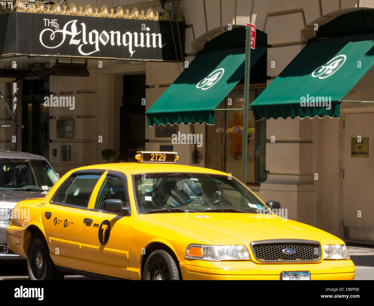 Das Algonquin Hotel ist ein luxuriöses historisches Wahrzeichen im Times Square Viertel, New York City, USA 2013 Stockfoto
