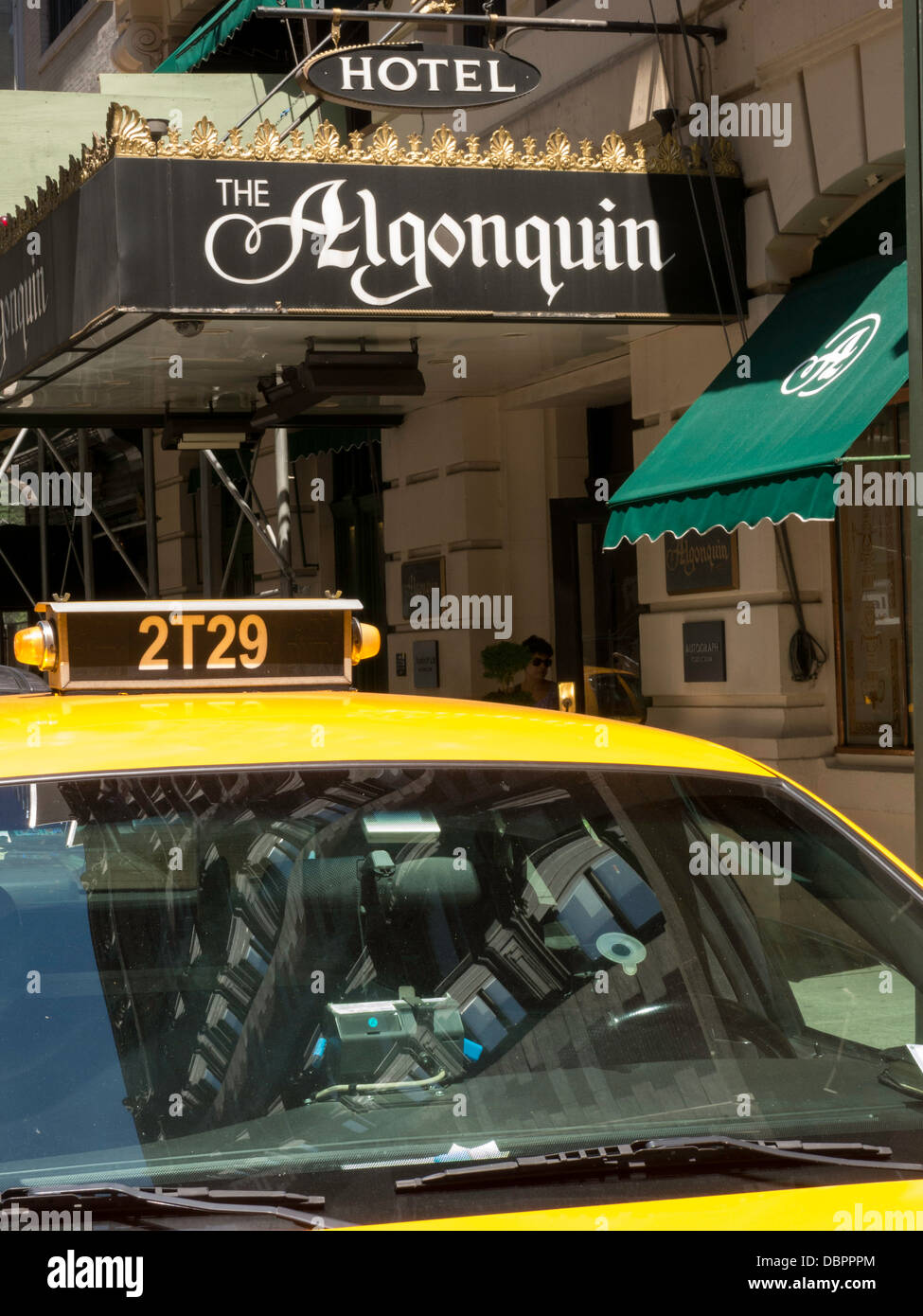 Das Algonquin Hotel ist ein luxuriöses historisches Wahrzeichen im Times Square Viertel, New York City, USA 2013 Stockfoto
