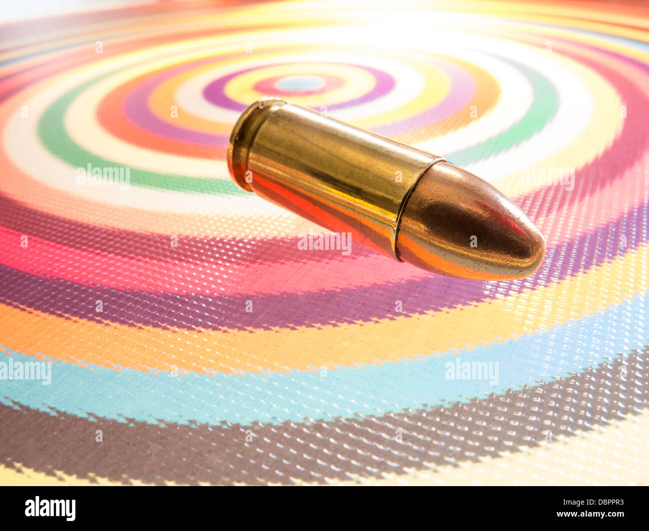 Schließen Sie oben, 9mm Luger CBC Pistole Munition auf hell erleuchteten Ziel, USA Stockfoto