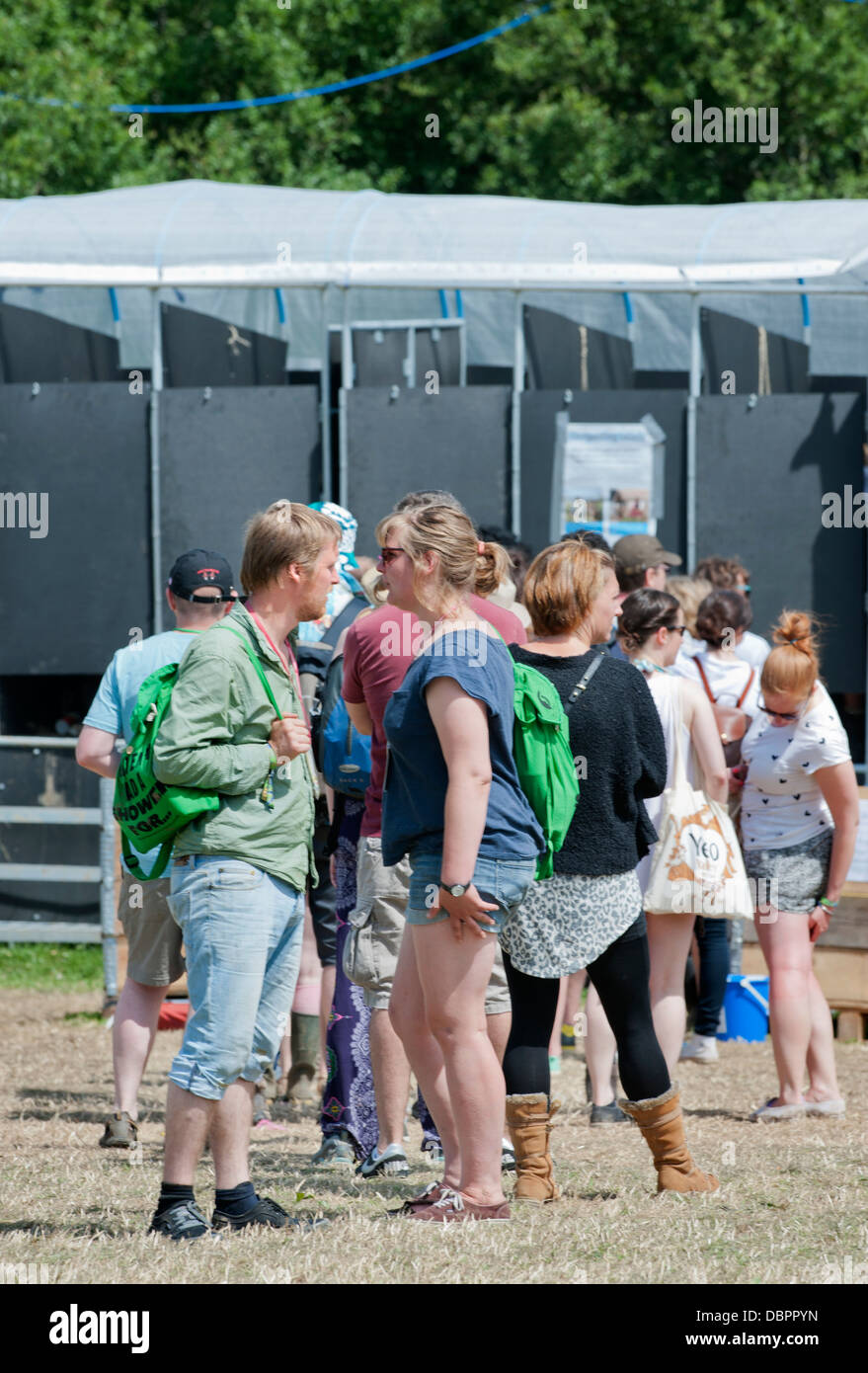 Glastonbury Festival 2013 UK - Warteschlange für Toiletten Stockfoto