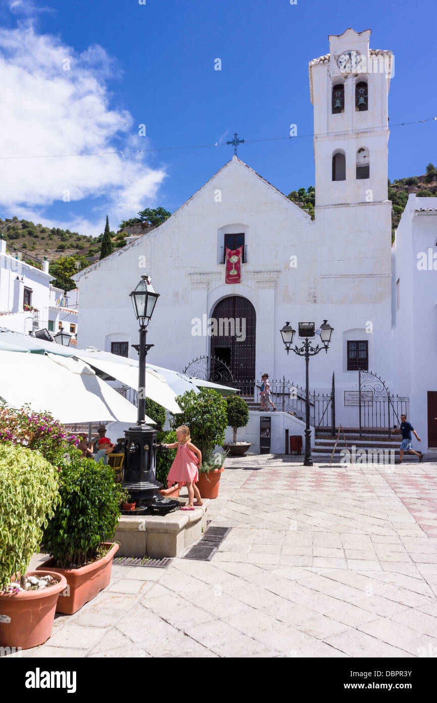 Zwei kleine Kinder spielen auf dem Platz vor der Kirche von San Antonio in Frigiliana, Südspanien. Stockfoto