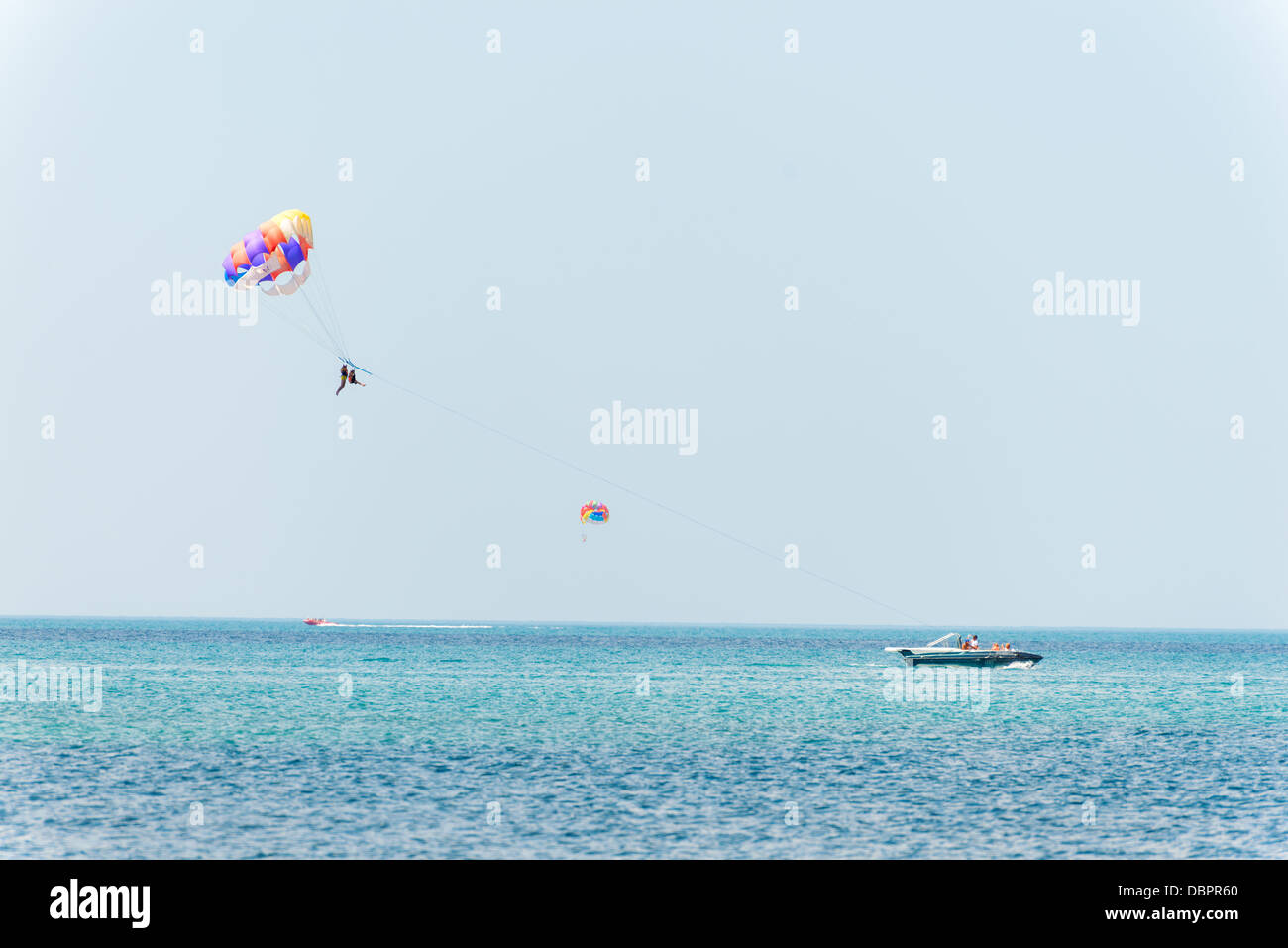 Urlauber ausprobieren die Wassersport parasailing Stockfoto