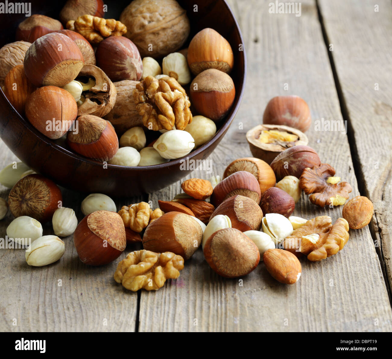 Mischen von Nüssen (Mandeln, Haselnüsse, Walnüsse) auf einem Holztisch Stockfoto