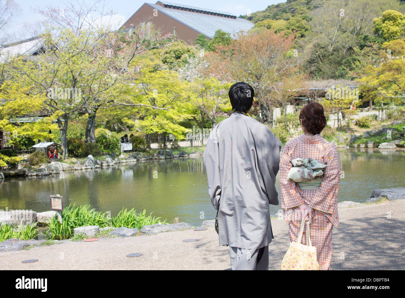 Junge japanische Paare, die in traditioneller Kleidung in Japan Frühling, Yasaka-Schrein in der Nähe von Maruyama Park, Kyoto Stockfoto