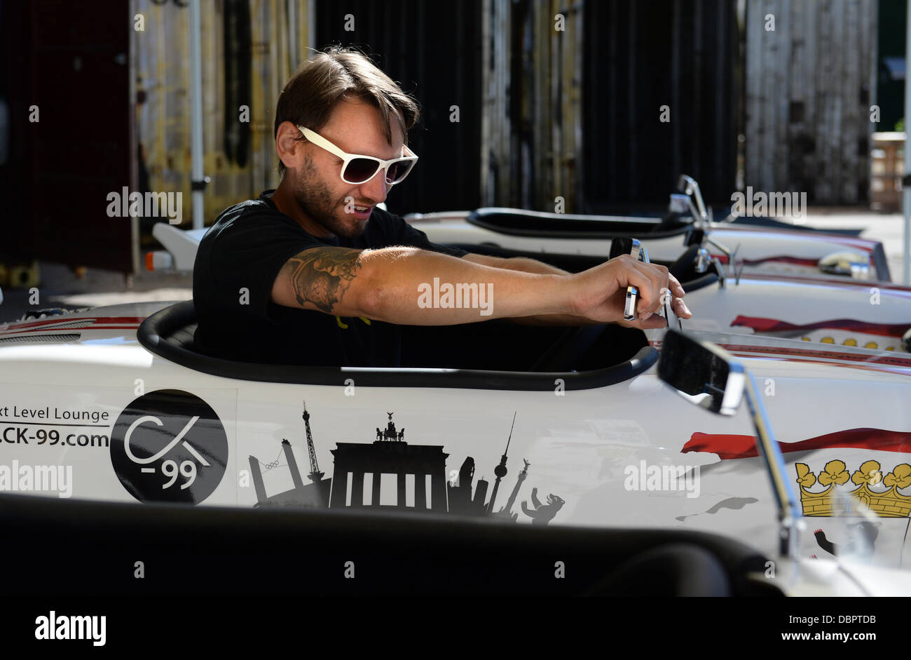 Mitarbeiter Ronald Ramson passt sich den Spiegel auf eine Mini-Hot-Rod in der Werkstatt bei der RAW Gelände in Berlin, Deutschland, 2. August 2013. City-Touren haben in diesen Gokarts seit Mai angeboten. Foto: MATTHIAS BALK Stockfoto