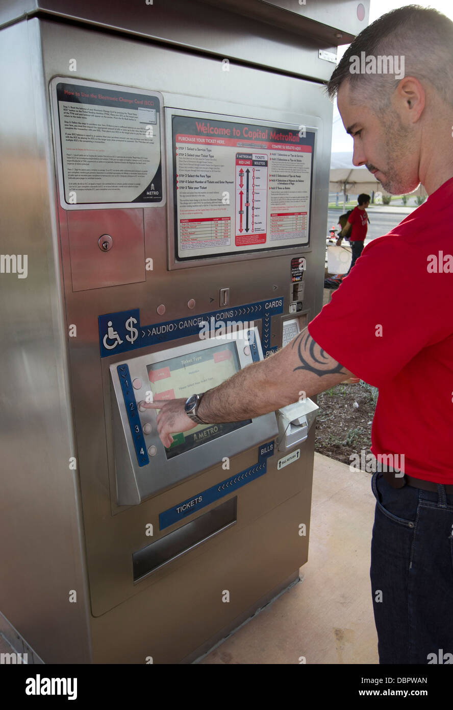 Morgen Pendler nutzt die Metro Rail Ticket Zahlung Kiosk an öffentlichen Verkehrsmitteln Stationen in Austin, Texas Stockfoto