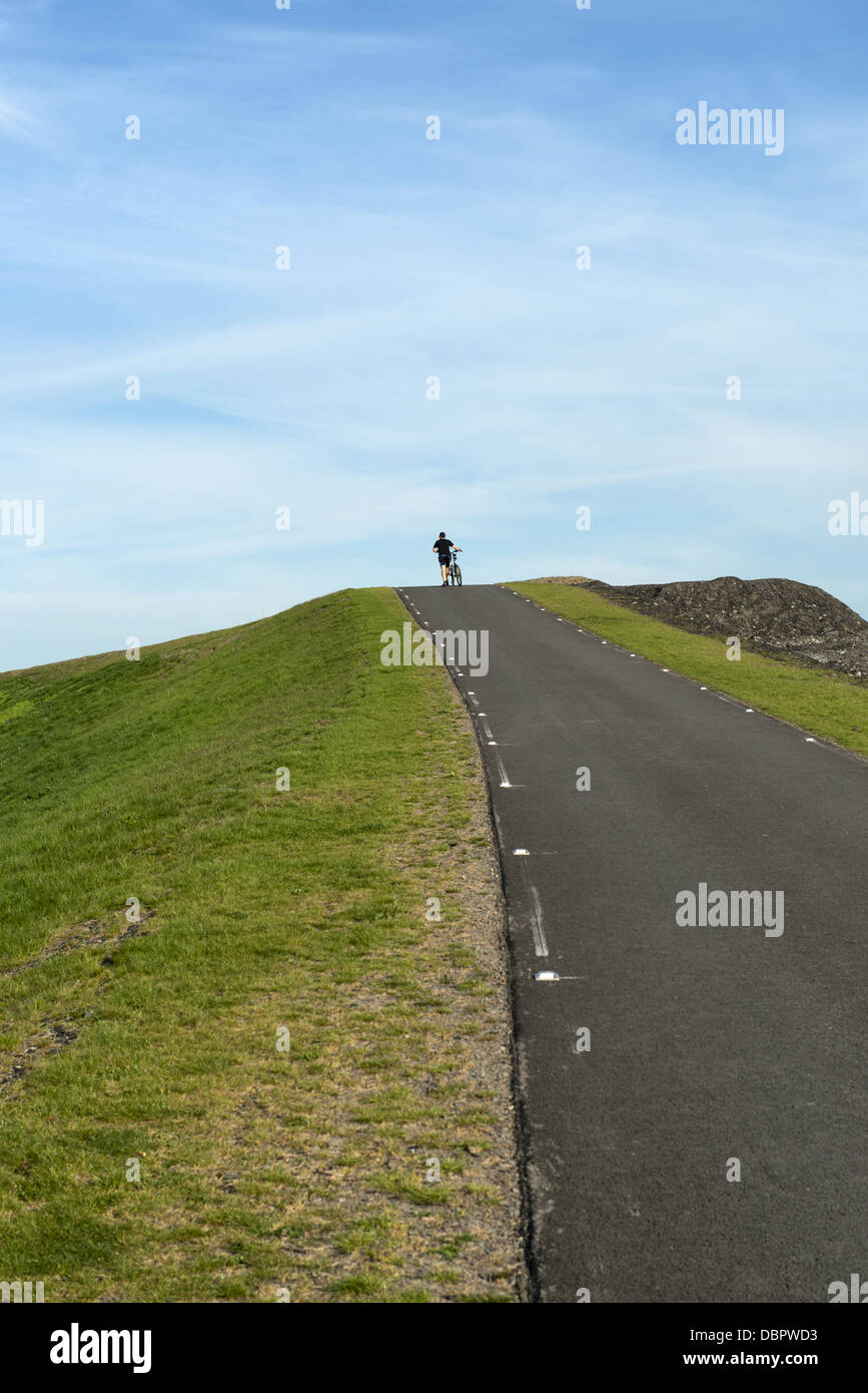 Mountainbiker auf Mountainbike auf Halde Hoheward, Herten, Deutschland Stockfoto