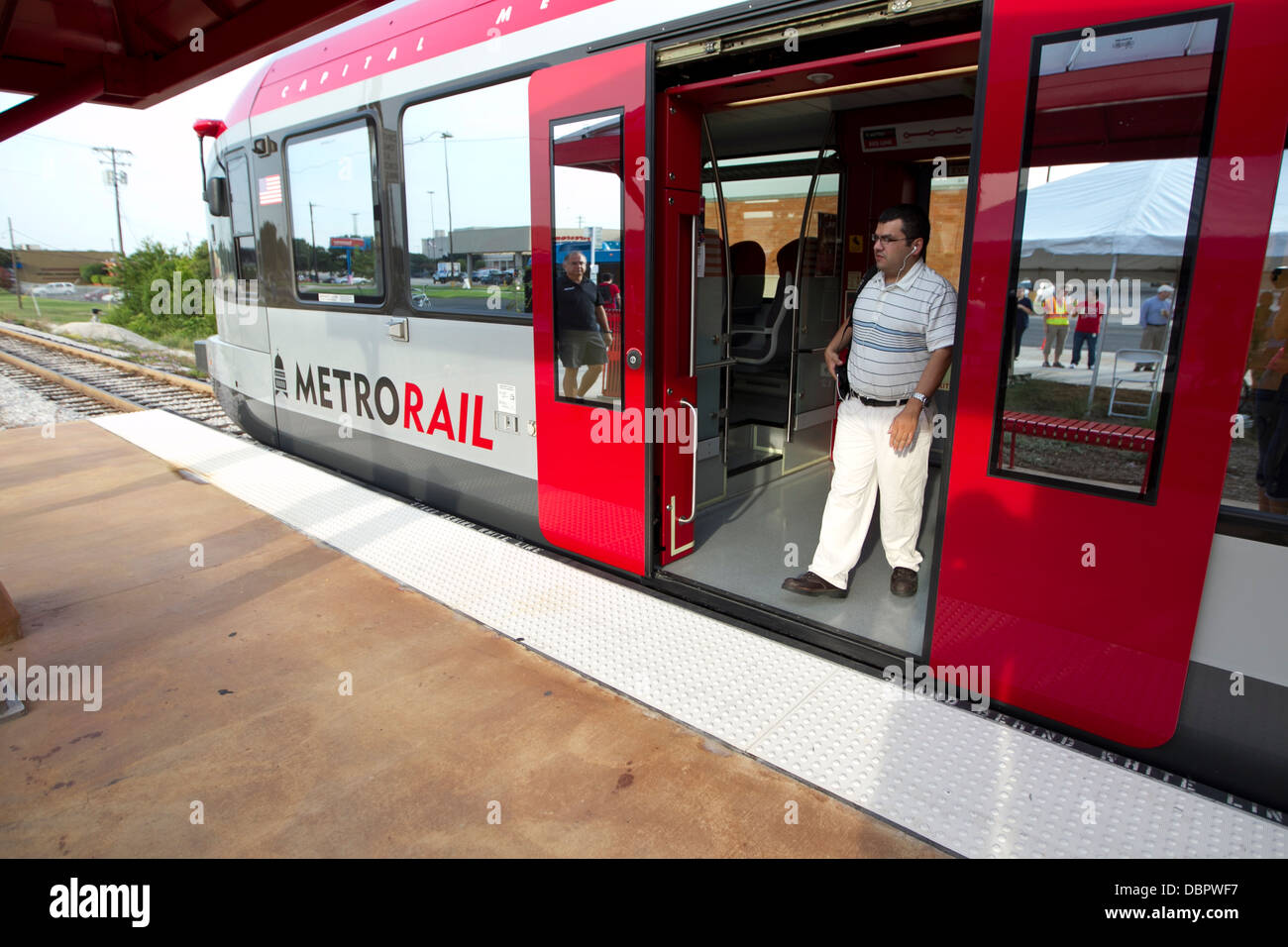 Morgen s Schritte Metro Rail Zug an einer der Haltestellen der öffentlichen Verkehrsmittel in Austin, Texas Stockfoto