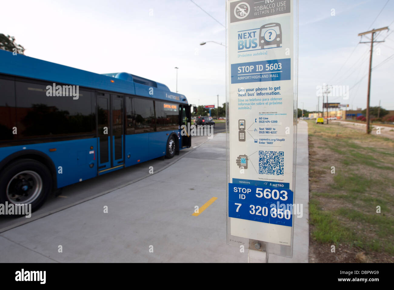 Informationen für Benutzer von öffentlichen Verkehrsmitteln sind Englisch und Spanisch sowie Braille und QR Code (quick Response Codes) Stockfoto