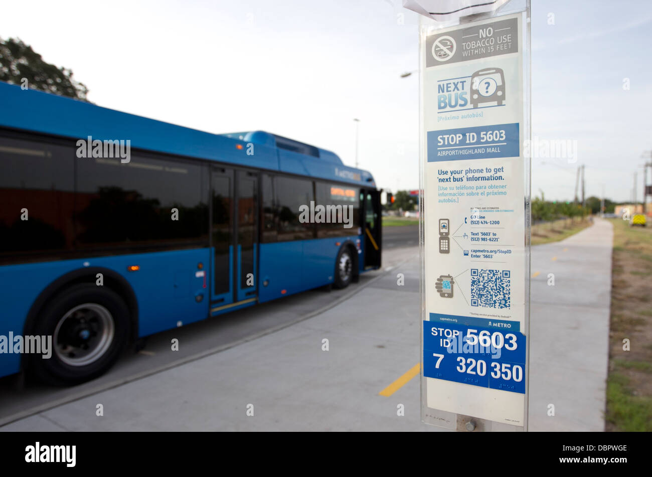 Informationen für Benutzer von öffentlichen Verkehrsmitteln sind Englisch und Spanisch sowie Braille und QR Code (quick Response Codes) Stockfoto