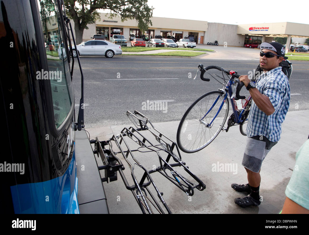 Morgen Pendler Fahrrad verwenden Rack um ihre Fahrräder auf einen Bus zu laden. Der öffentliche Verkehr in Austin, Texas Stockfoto