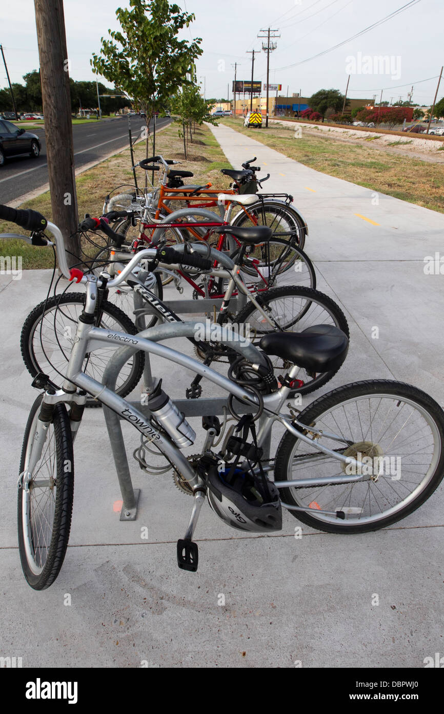 Heck-Fahrradträger an öffentlichen Verkehrsmitteln Station in Texas umfasst Bus- und Metro-Bahn hält. Stockfoto