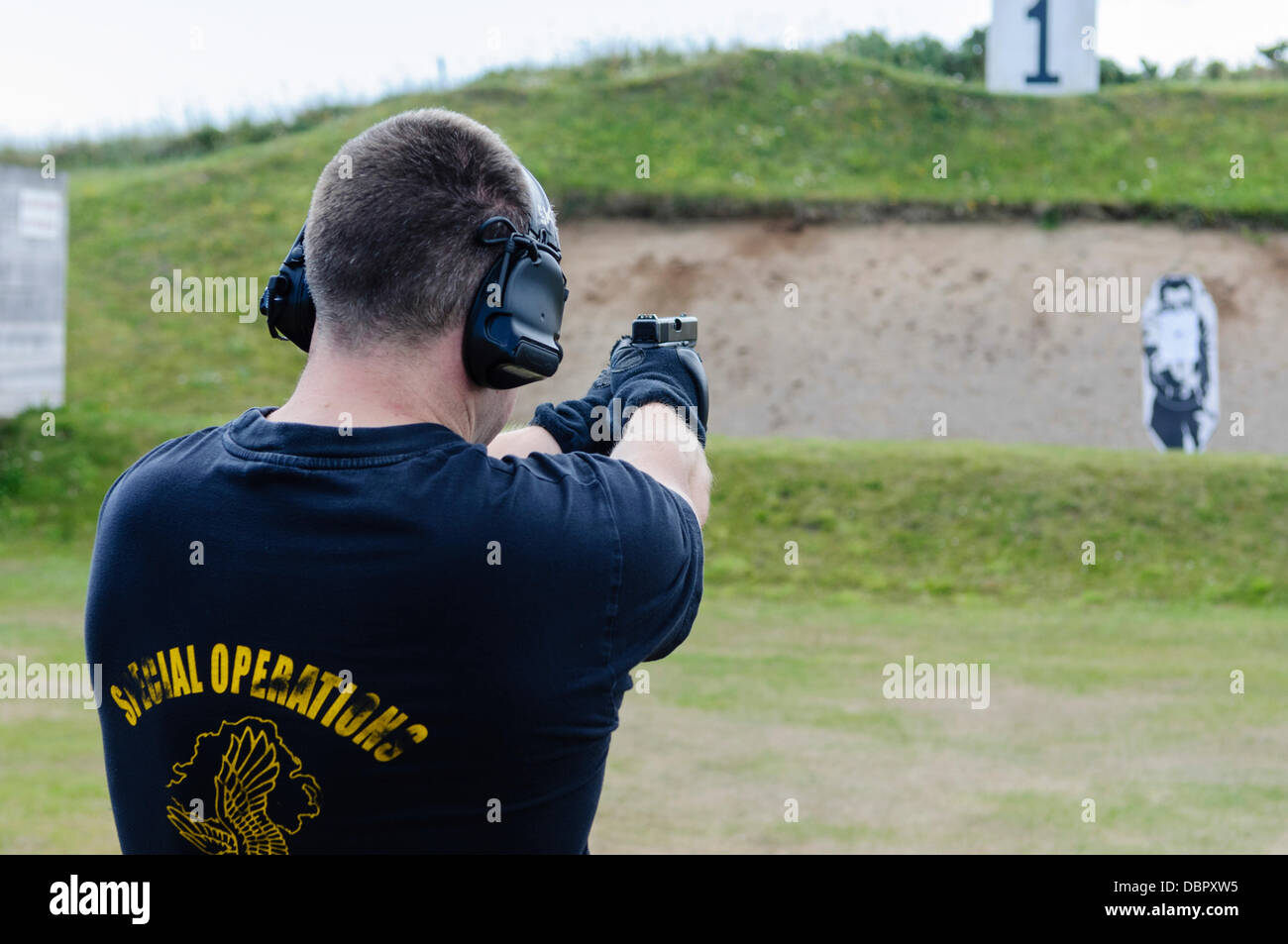 Ballykinlar, Nordirland. 2. August 2013 - ein Mann mit einem Special Operations t-Shirt feuert eine Glock 19 Pistole auf einem Schießplatz Credit: Stephen Barnes/Alamy Live News Stockfoto