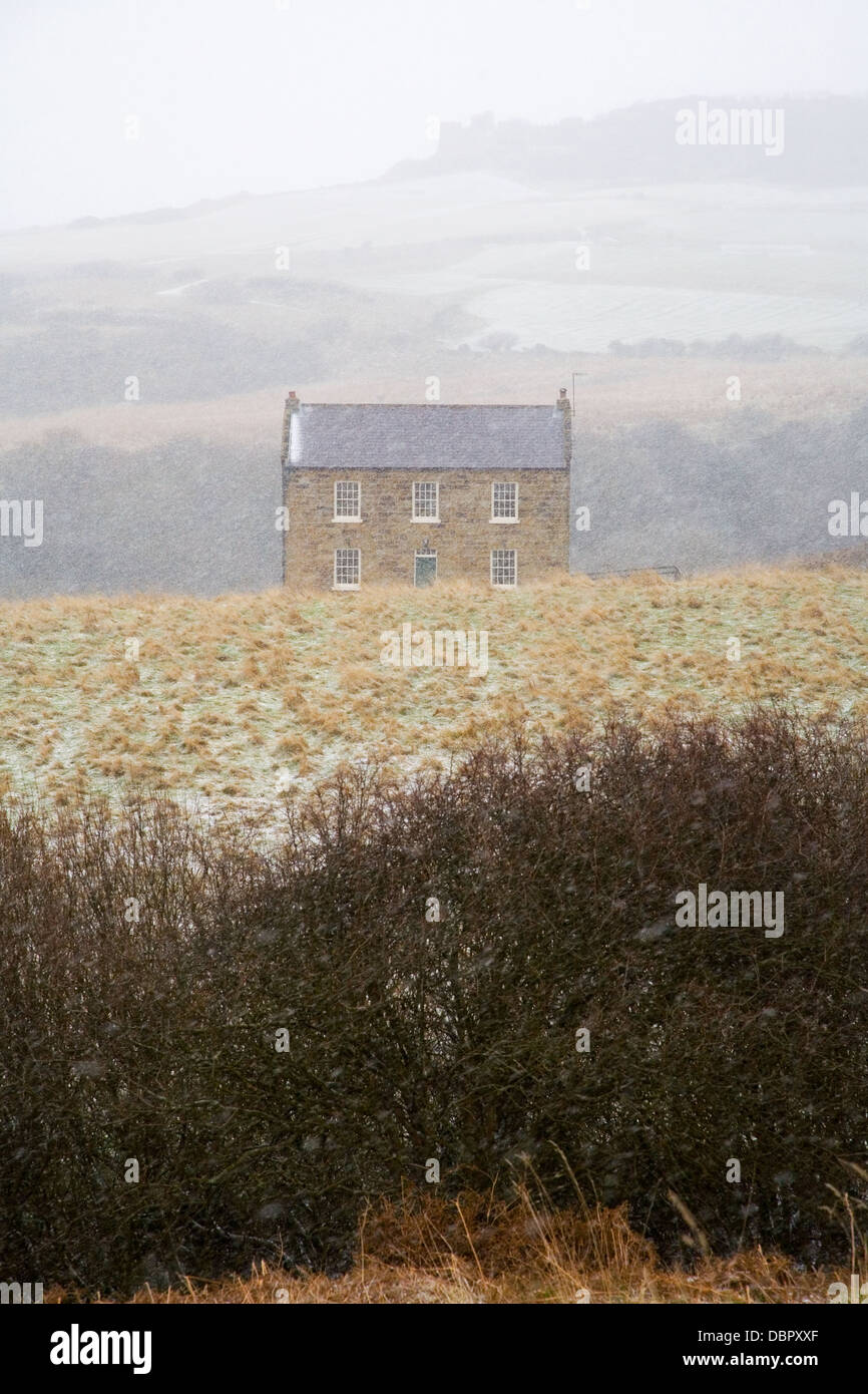 Haus gegen Schneelandschaft in North Yorkshire. Stockfoto