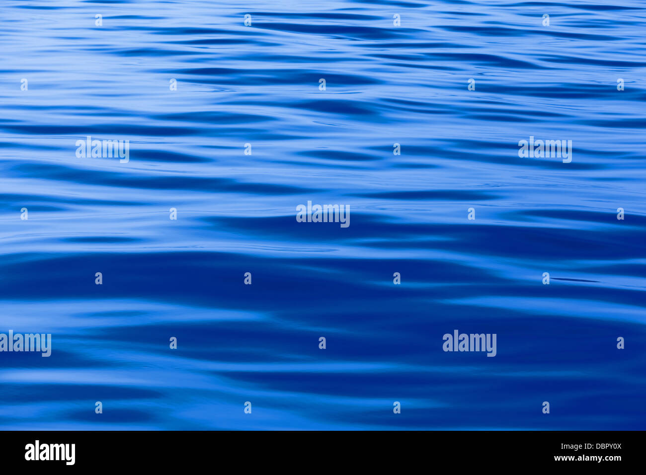 Sanfte blaues Meer, die Wellen mit Motion blur hinzugefügt, um die Textur zu glätten Stockfoto