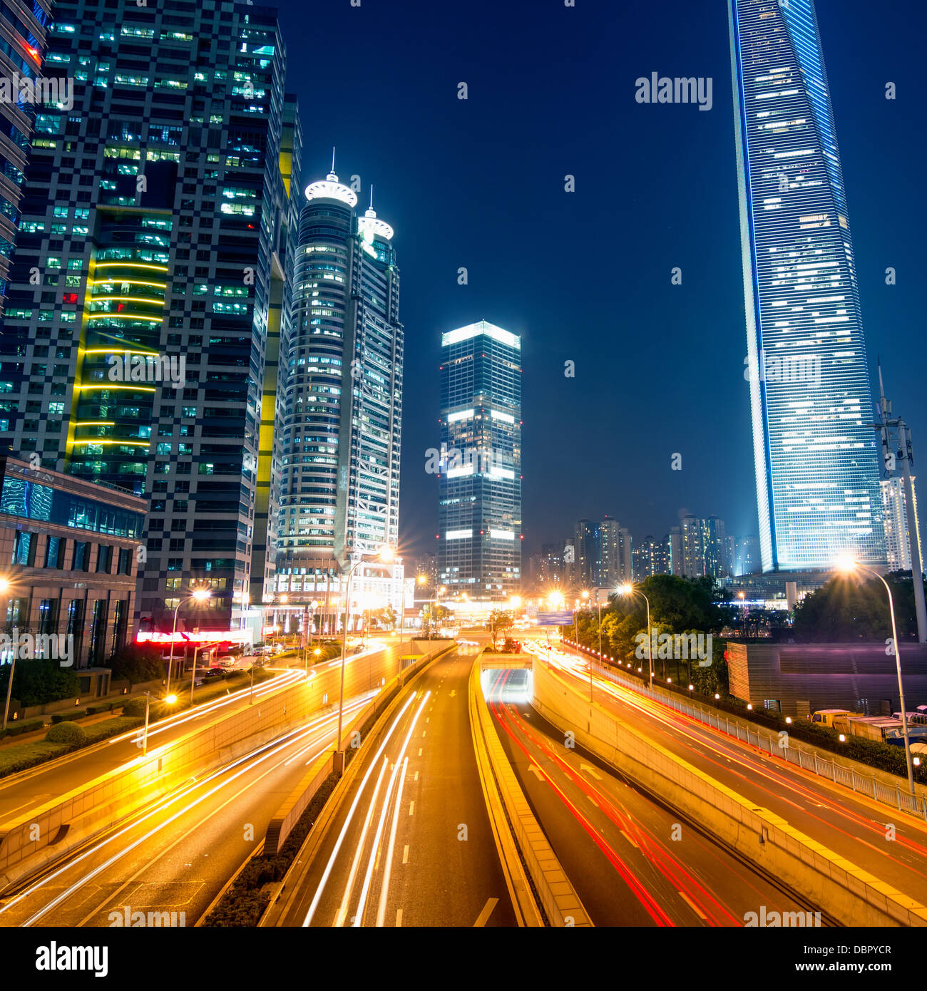 Lichtspuren auf der Straße mit modernen Gebäude Hintergrund in shanghai, China Stockfoto