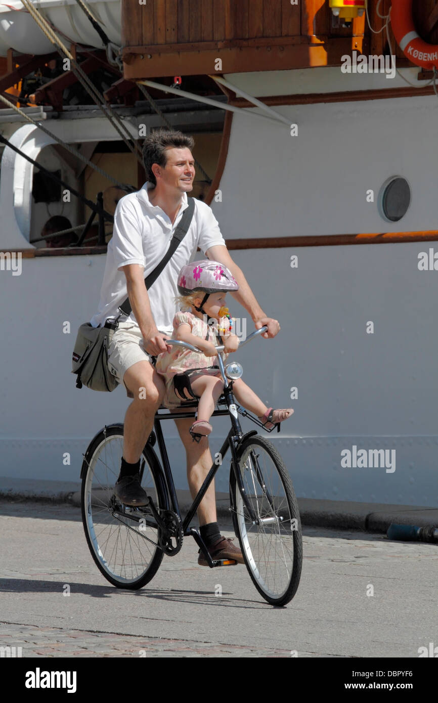 Vater mit seiner Tochter auf dem Pier entlang der Großsegler DANMARK im Hafen von Kopenhagen, Dänemark, an einem warmen, sonnigen Sommertag Radfahren Stockfoto