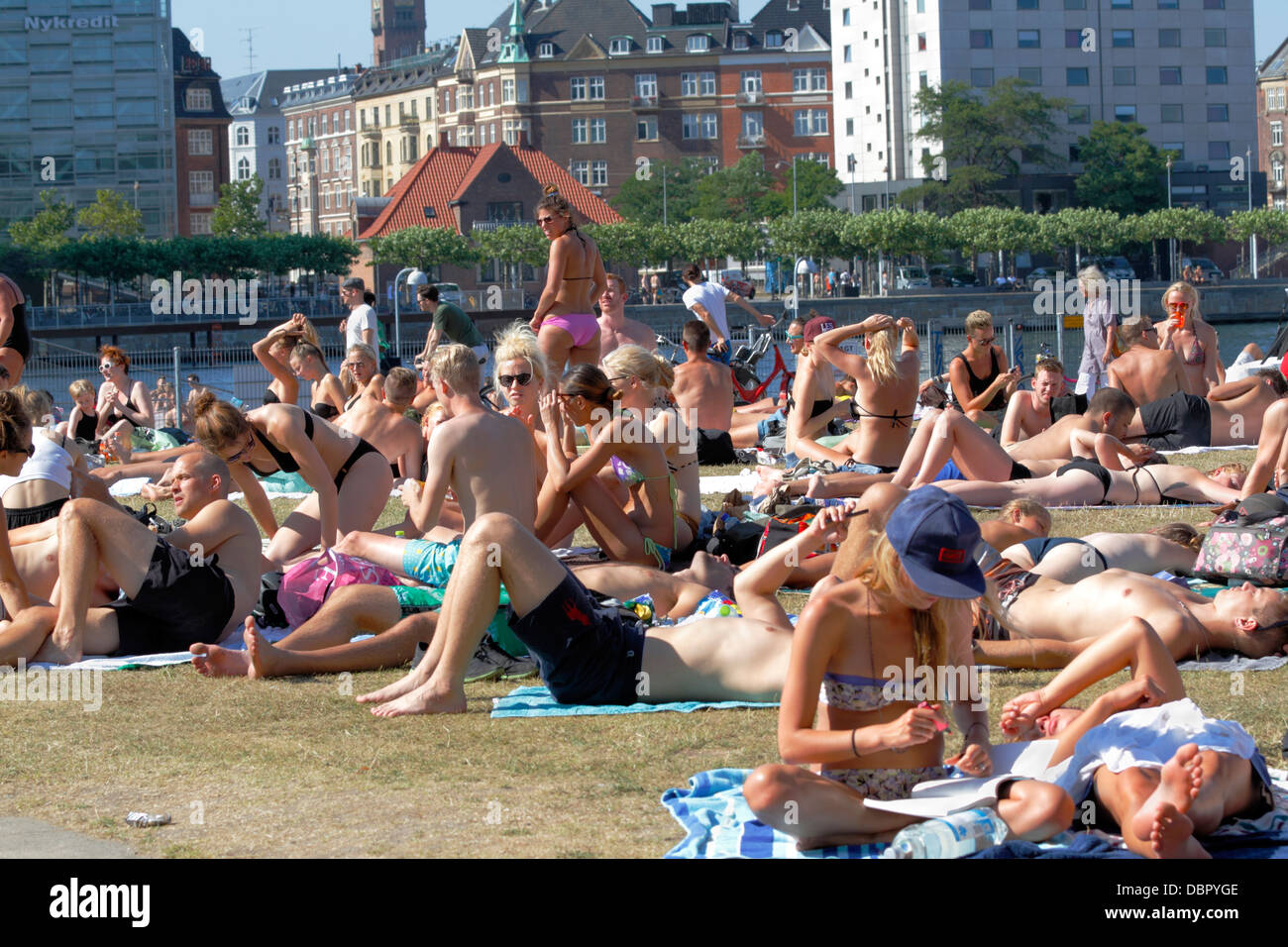 Das Hafenbad der Inseln Bryggge in Kopenhagen war voller Sonnenbäder, die junge Leute beim Erhitzen erfrischen. Städtischer Strand. Havnebad, Hyge. Stockfoto